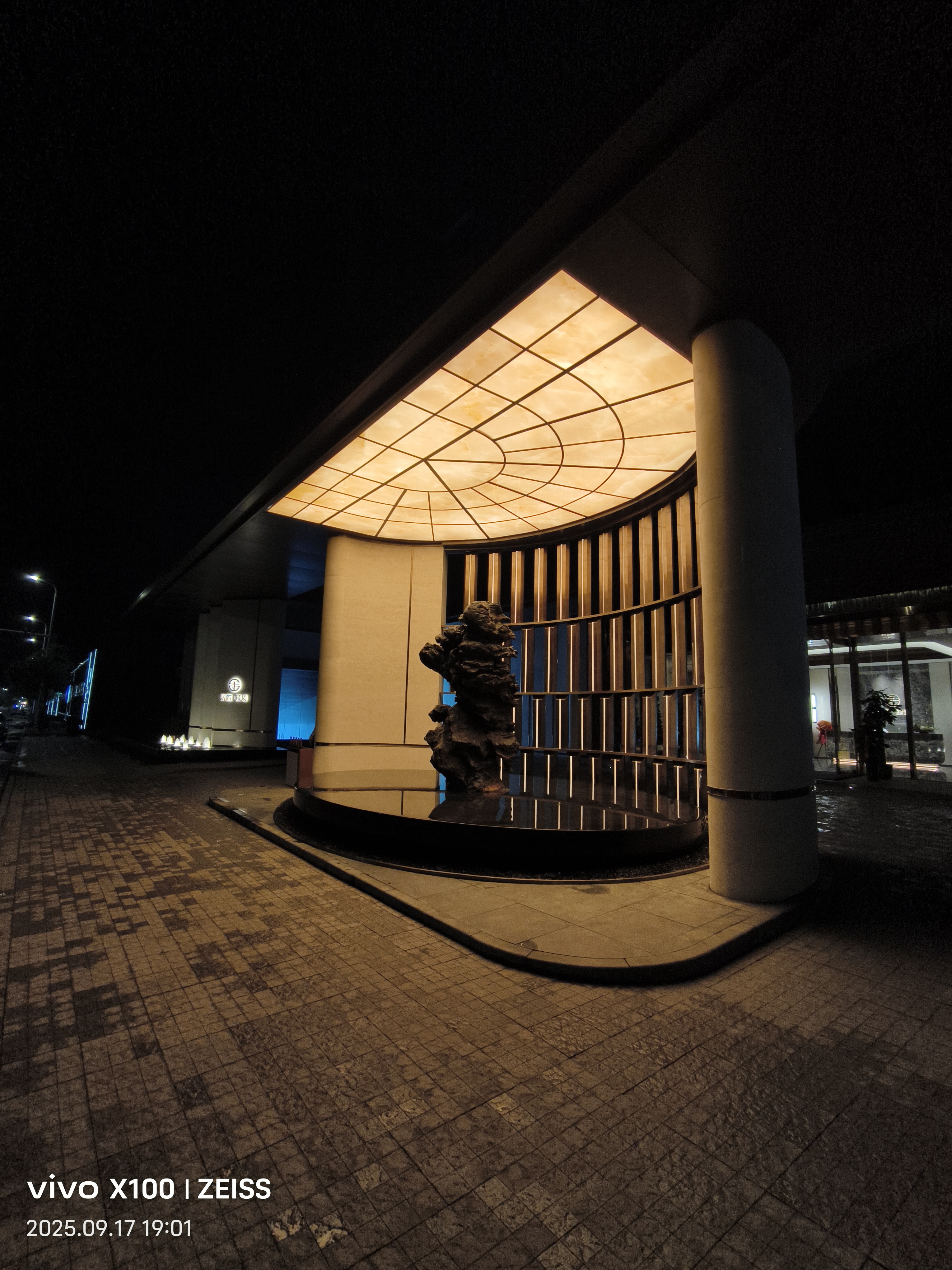 Lezhi Zhenjing entrance canopy completed, night