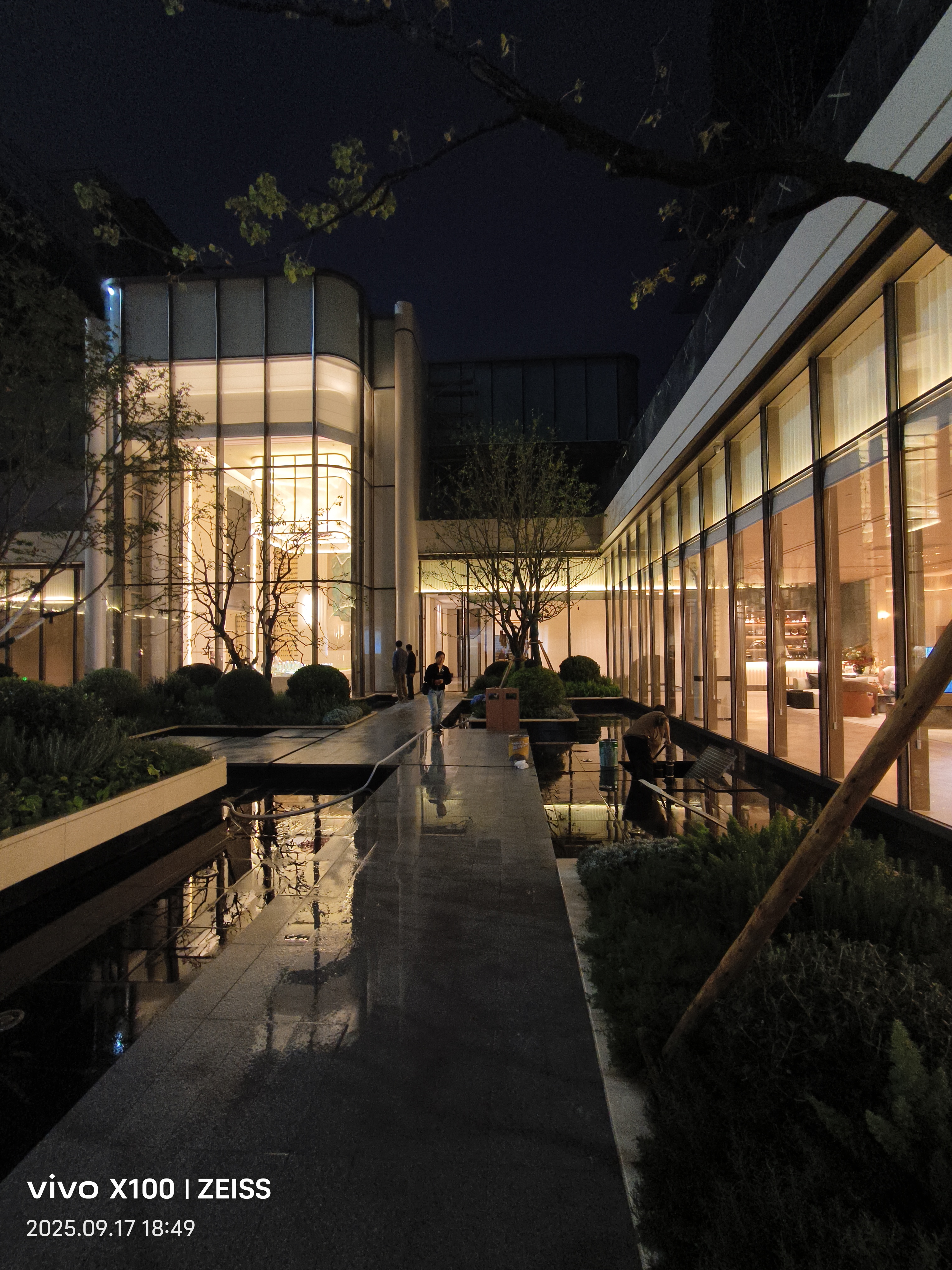 Lezhi Zhenjing courtyard night view